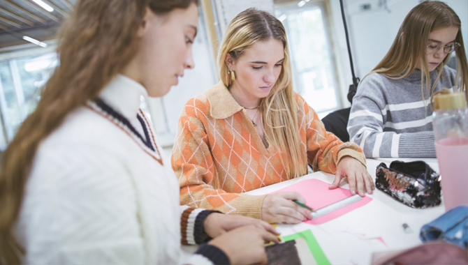 ¡Consigue un segundo grado en Educación en año y medio!